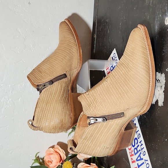 FRYE Shacha Moto Shortie  Reptile Embossed Bootie 8.5B - Picture 1 of 15